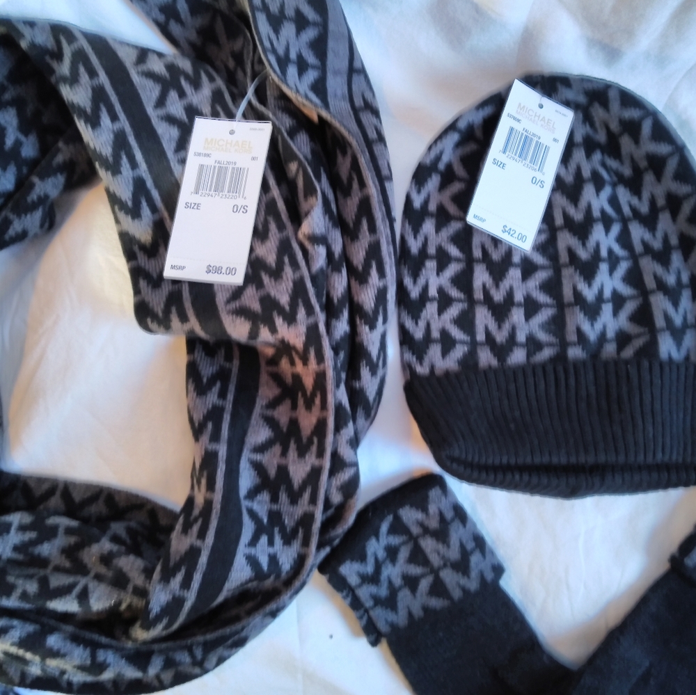 Michael Kors winter hat gloves and scarf set - Picture 5 of 8